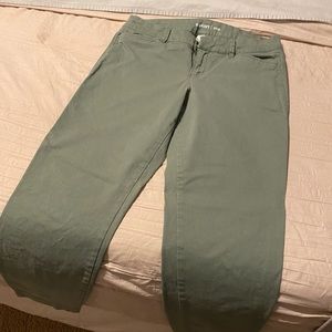 Old Navy size four pixie cut pants in olive green